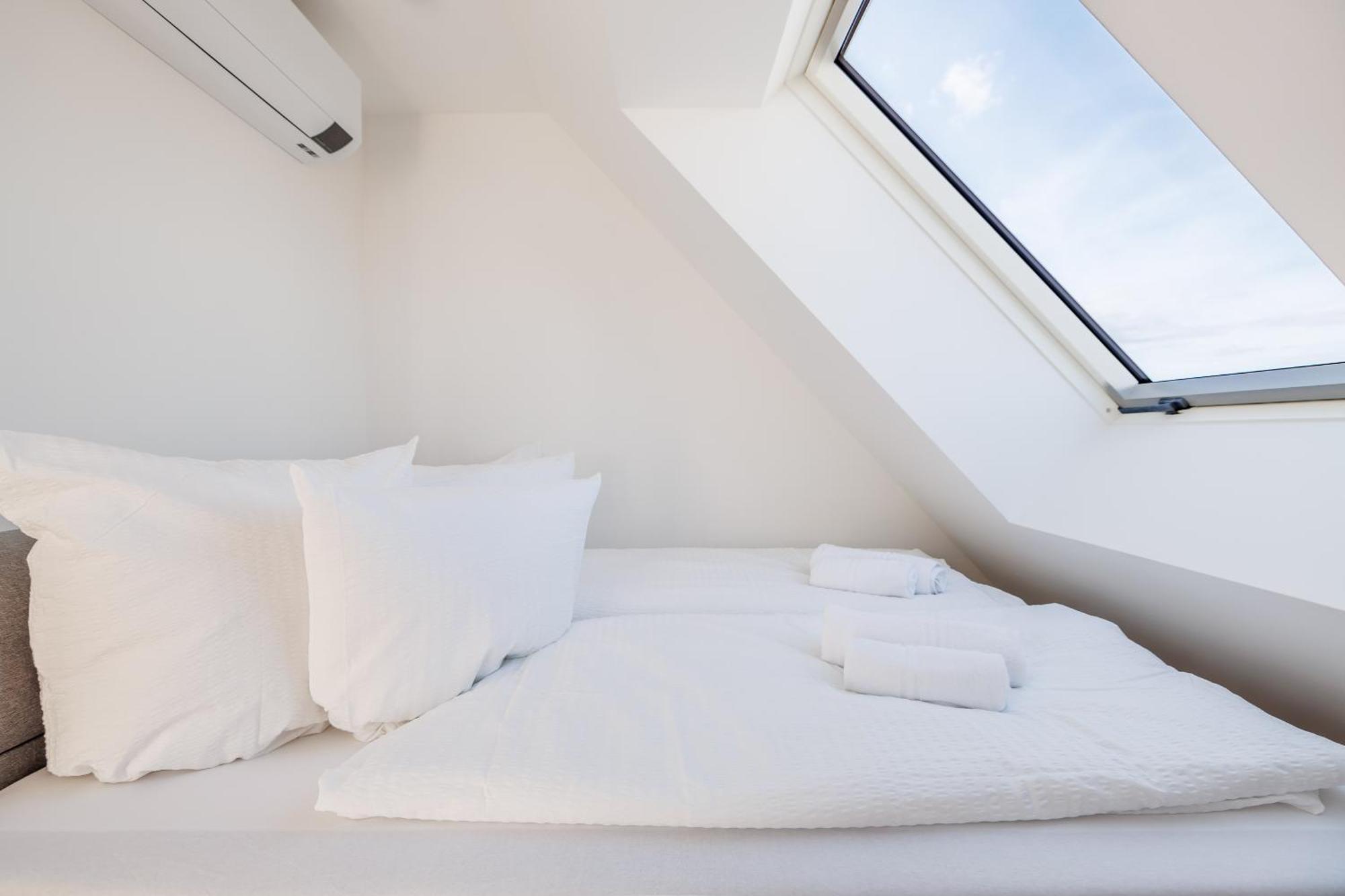 Symphony Apartments 38 - Modern Loft With Terrace And Grill In Central Location Wenen Buitenkant foto