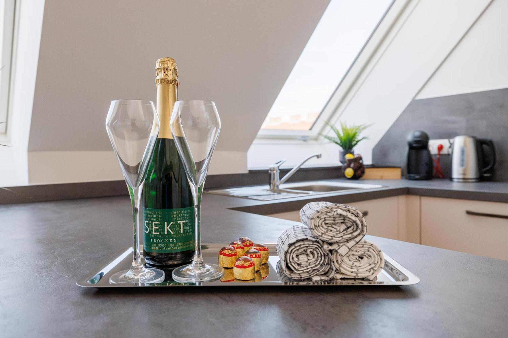 Symphony Apartments 38 - Modern Loft With Terrace And Grill In Central Location Wenen Buitenkant foto