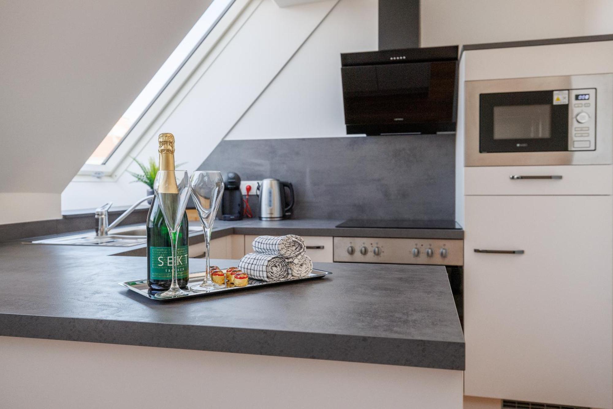 Symphony Apartments 38 - Modern Loft With Terrace And Grill In Central Location Wenen Buitenkant foto