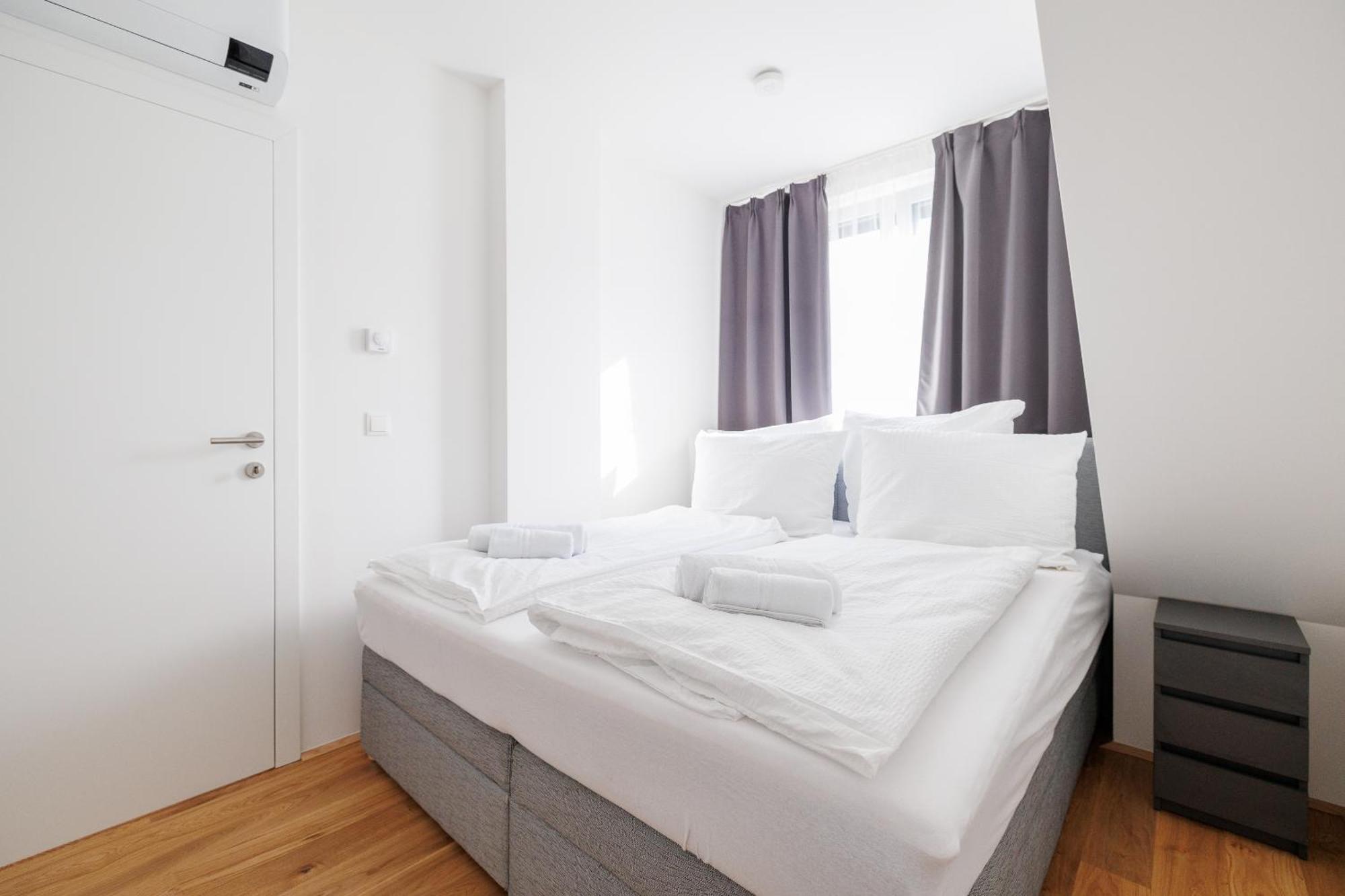 Symphony Apartments 38 - Modern Loft With Terrace And Grill In Central Location Wenen Buitenkant foto