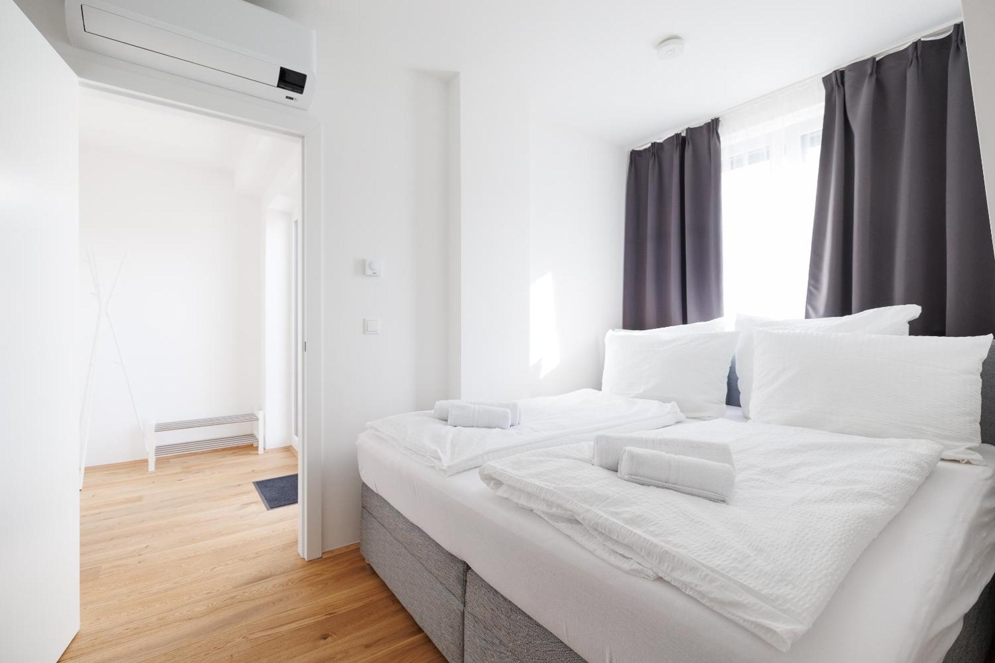 Symphony Apartments 38 - Modern Loft With Terrace And Grill In Central Location Wenen Buitenkant foto