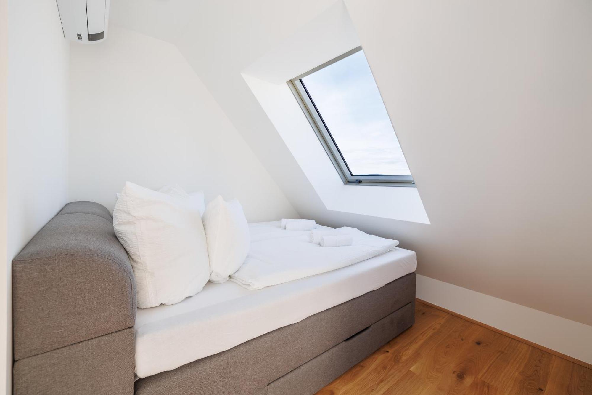 Symphony Apartments 38 - Modern Loft With Terrace And Grill In Central Location Wenen Buitenkant foto